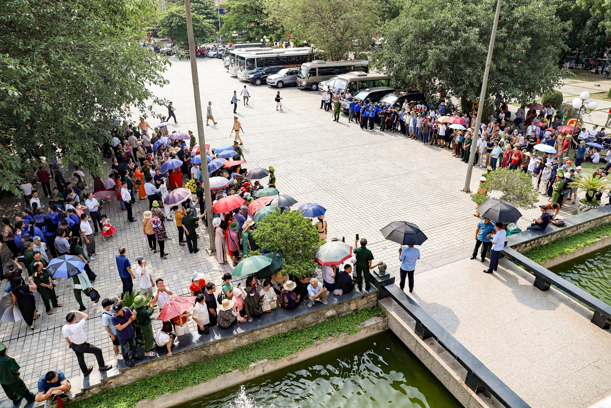 Biển người đổ về chiến trường lịch sử Điện Biên Phủ dự đại lễ- Ảnh 6.