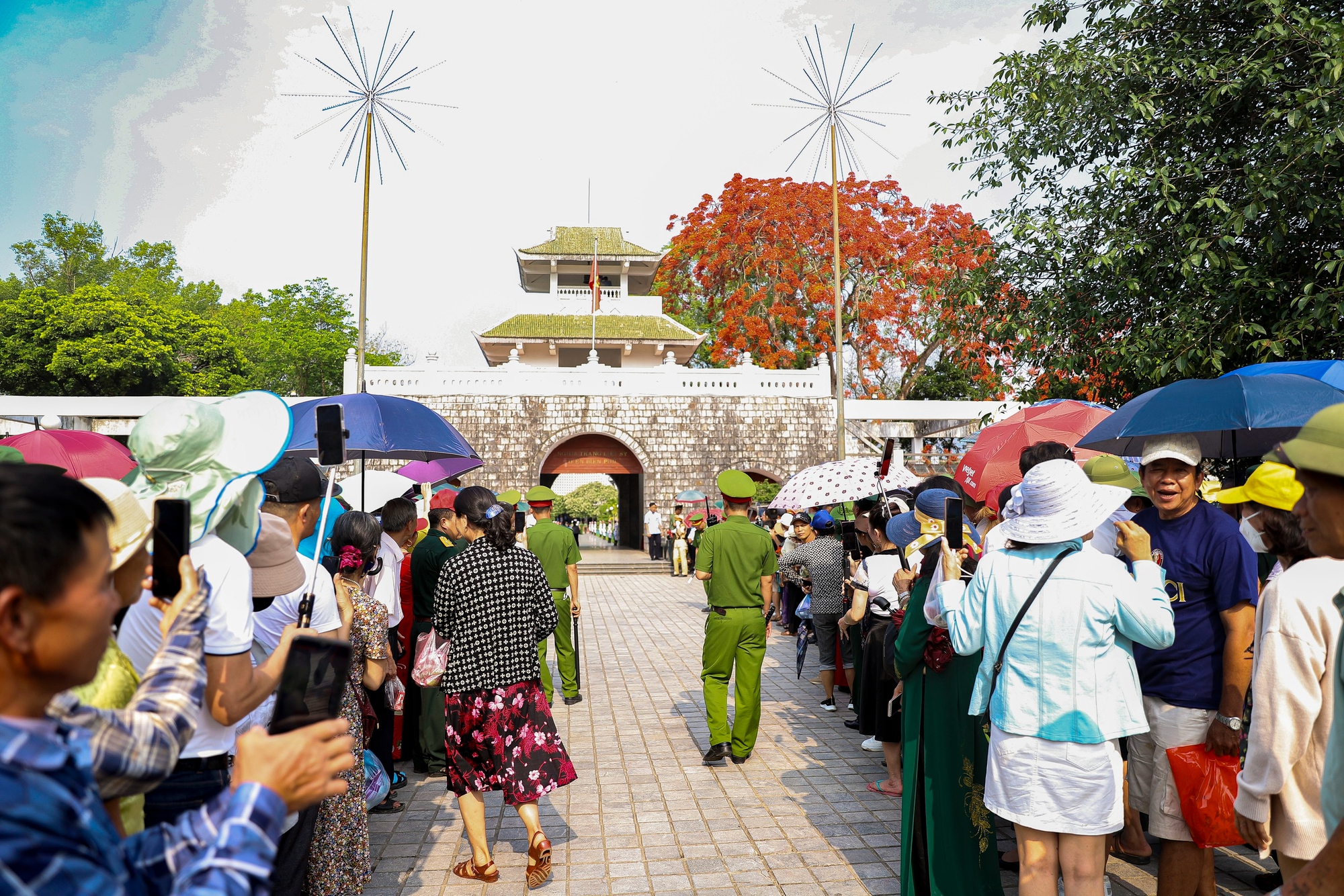 Biển người đổ về chiến trường lịch sử Điện Biên Phủ dự đại lễ- Ảnh 10.