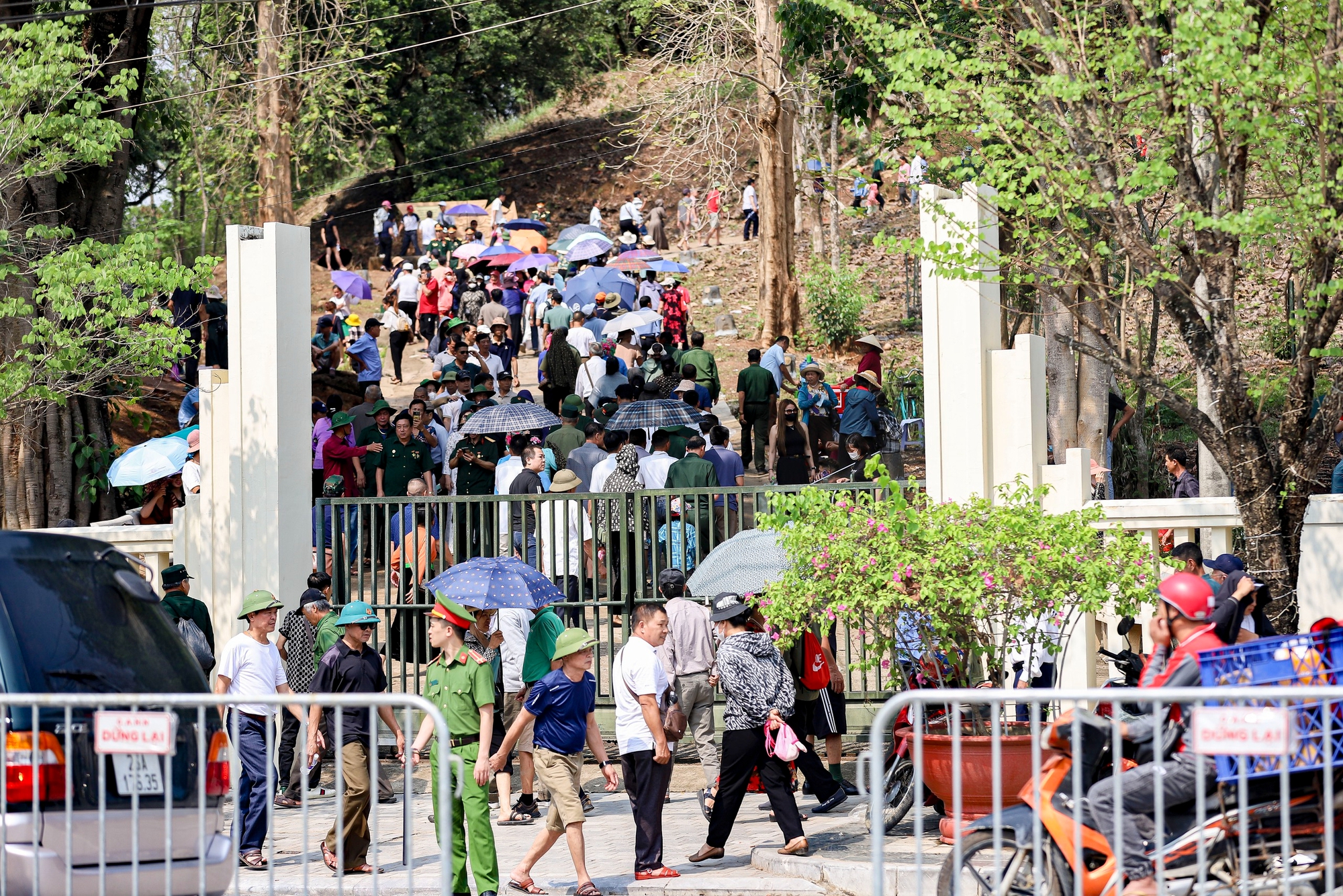 Biển người đổ về chiến trường lịch sử Điện Biên Phủ dự đại lễ- Ảnh 12.