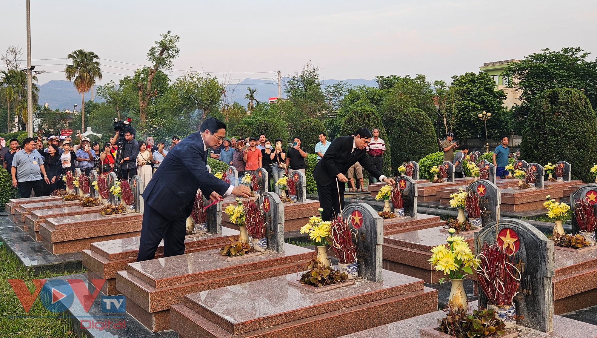 Thủ tướng dâng hương tưởng niệm Anh hùng, liệt sỹ tại Nghĩa trang liệt sỹ A1- Ảnh 3.