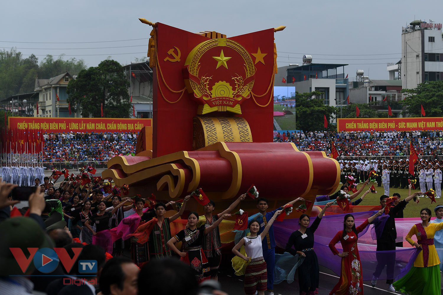 Chùm ảnh: Lễ diễu binh, diễu hành kỷ niệm 70 năm Chiến thắng Điện Biên Phủ- Ảnh 1.