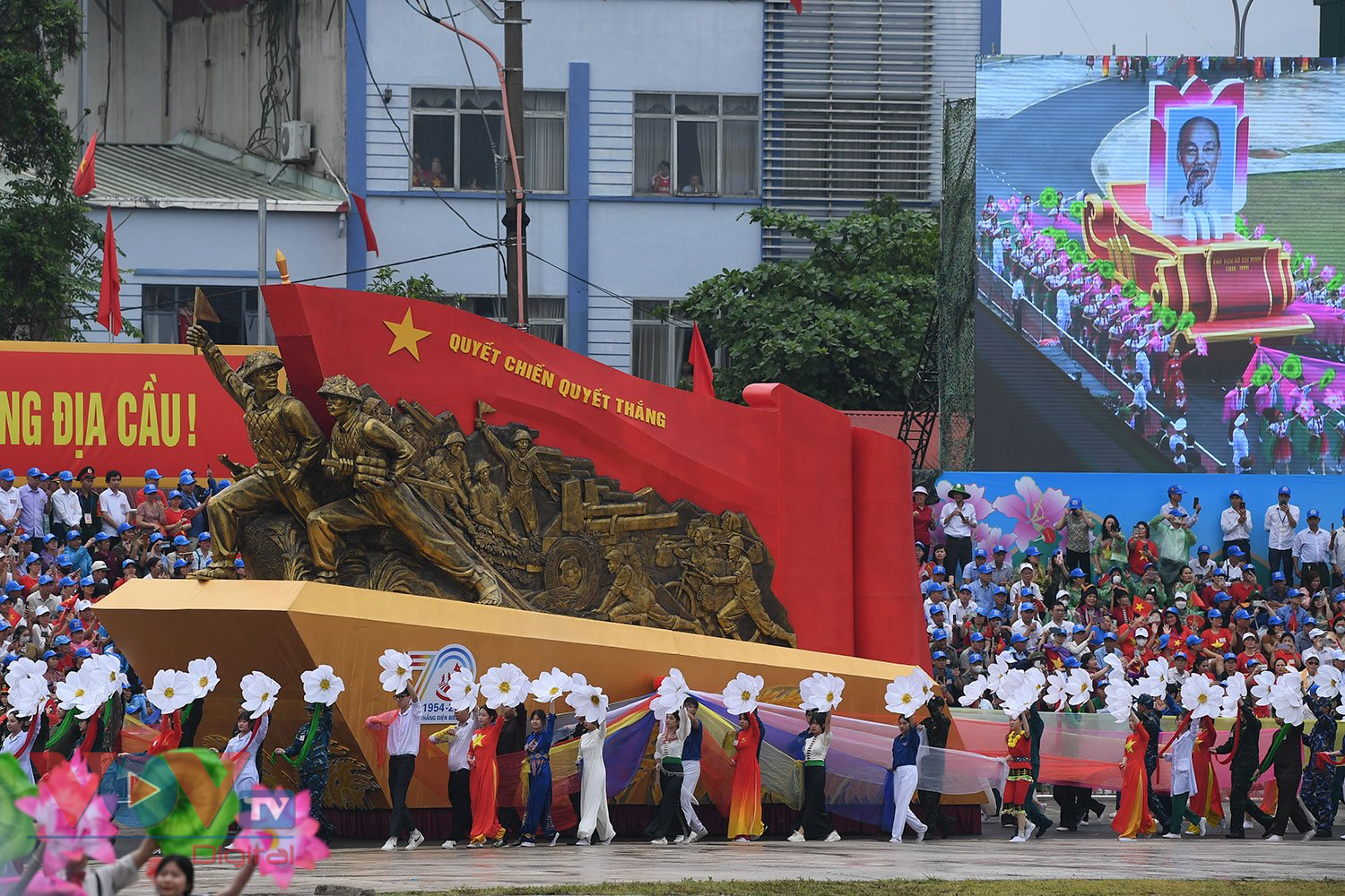 Chùm ảnh: Lễ diễu binh, diễu hành kỷ niệm 70 năm Chiến thắng Điện Biên Phủ- Ảnh 2.