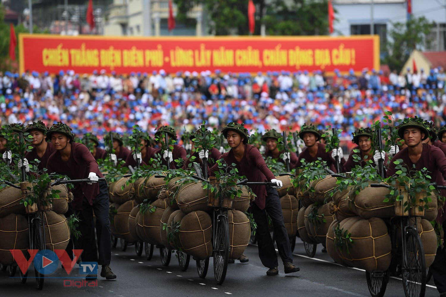 Chùm ảnh: Lễ diễu binh, diễu hành kỷ niệm 70 năm Chiến thắng Điện Biên Phủ- Ảnh 21.