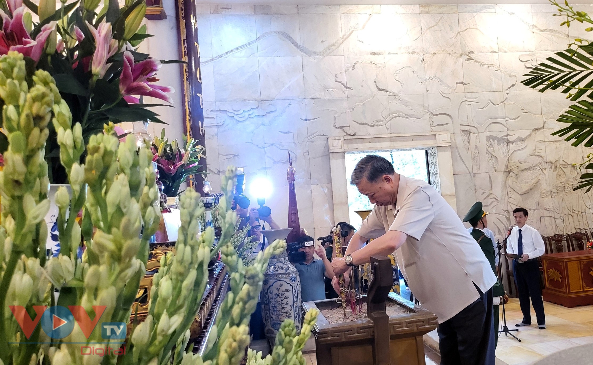 Chủ tịch nước Tô Lâm dâng hương tưởng nhớ Chủ tịch Hồ Chí Minh tại Pác Bó- Ảnh 2.