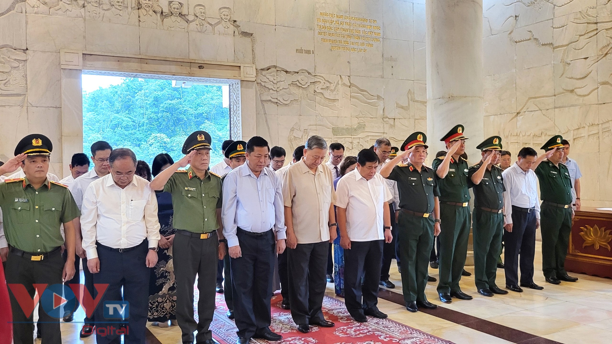 Chủ tịch nước Tô Lâm dâng hương tưởng nhớ Chủ tịch Hồ Chí Minh tại Pác Bó- Ảnh 3.
