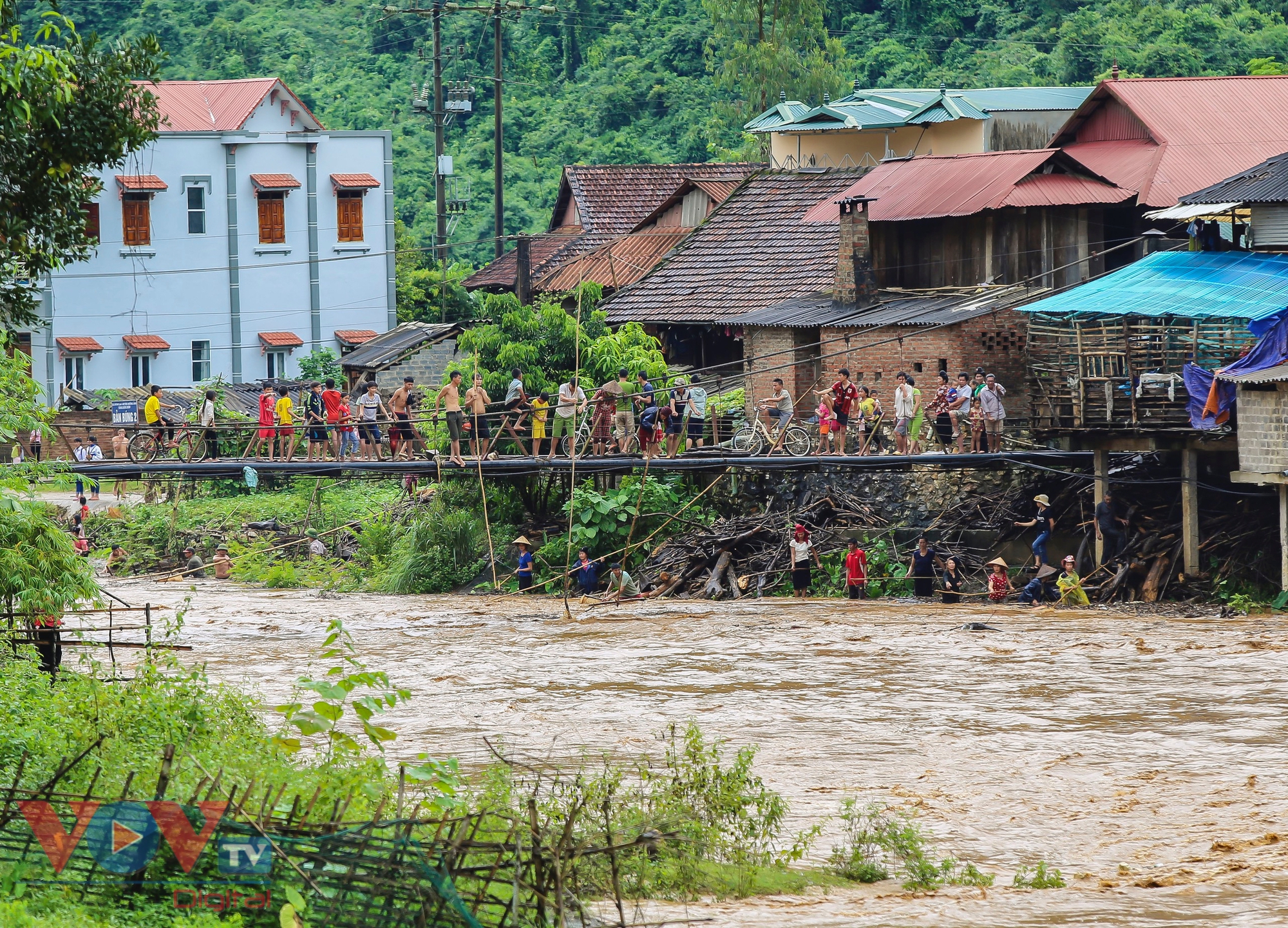 Mặc nước lũ cuồn cuộn, người dân Điện Biên vẫn đua nhau đi vớt củi, bắt cá- Ảnh 4.