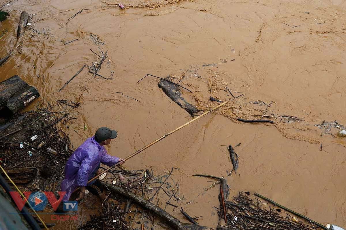 Mặc nước lũ cuồn cuộn, người dân Điện Biên vẫn đua nhau đi vớt củi, bắt cá- Ảnh 6.