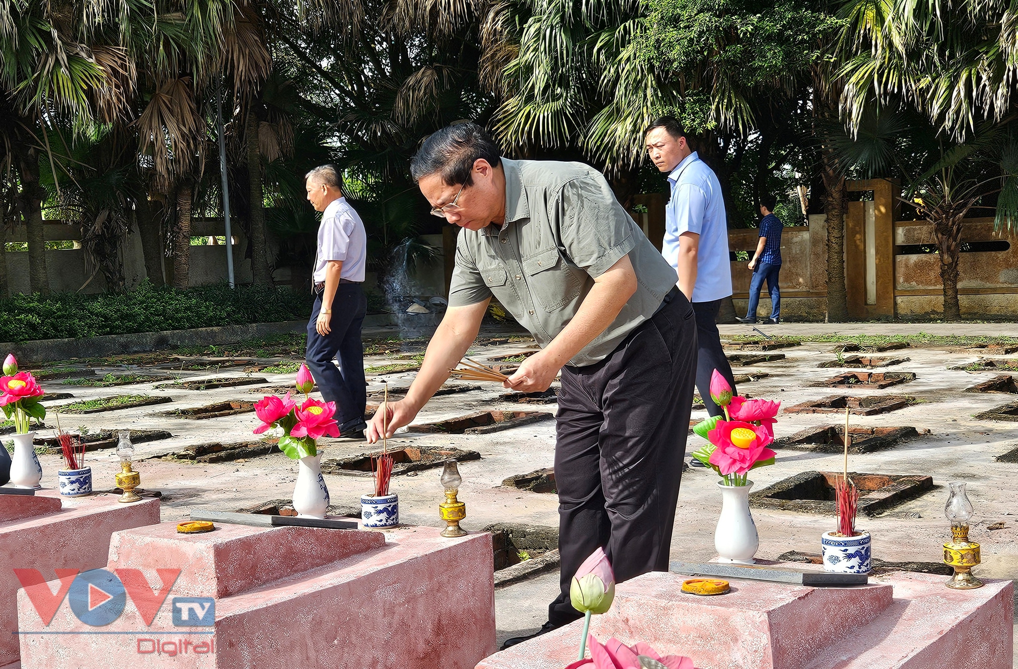 Thủ tướng Phạm Minh Chính dâng hương tưởng nhớ Đại tướng Võ Nguyên Giáp- Ảnh 4.