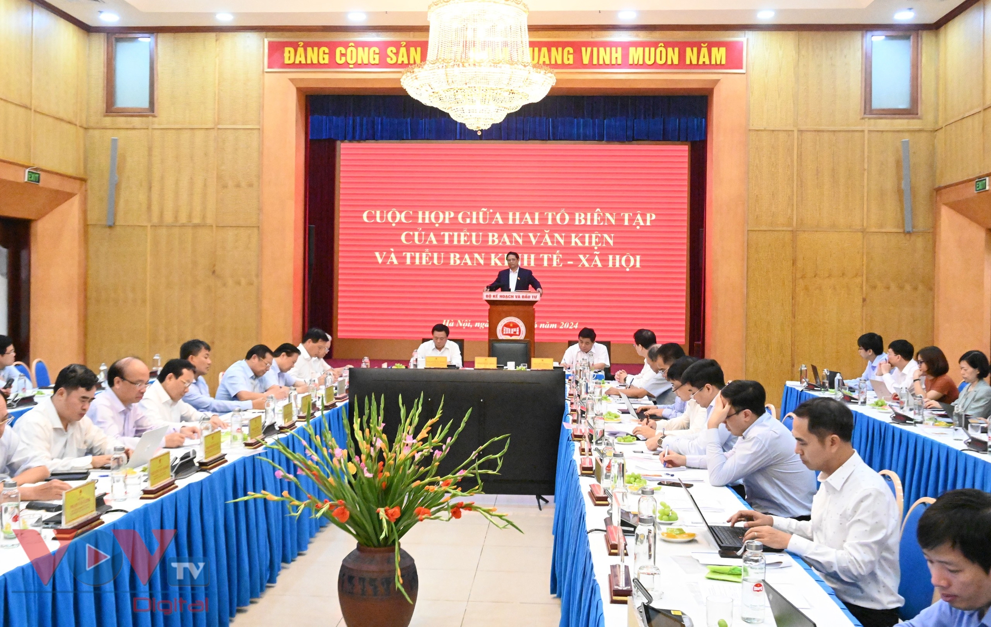 Thủ tướng dự cuộc họp của Tiểu ban Văn kiện và Tiểu ban Kinh tế - Xã hội- Ảnh 1.