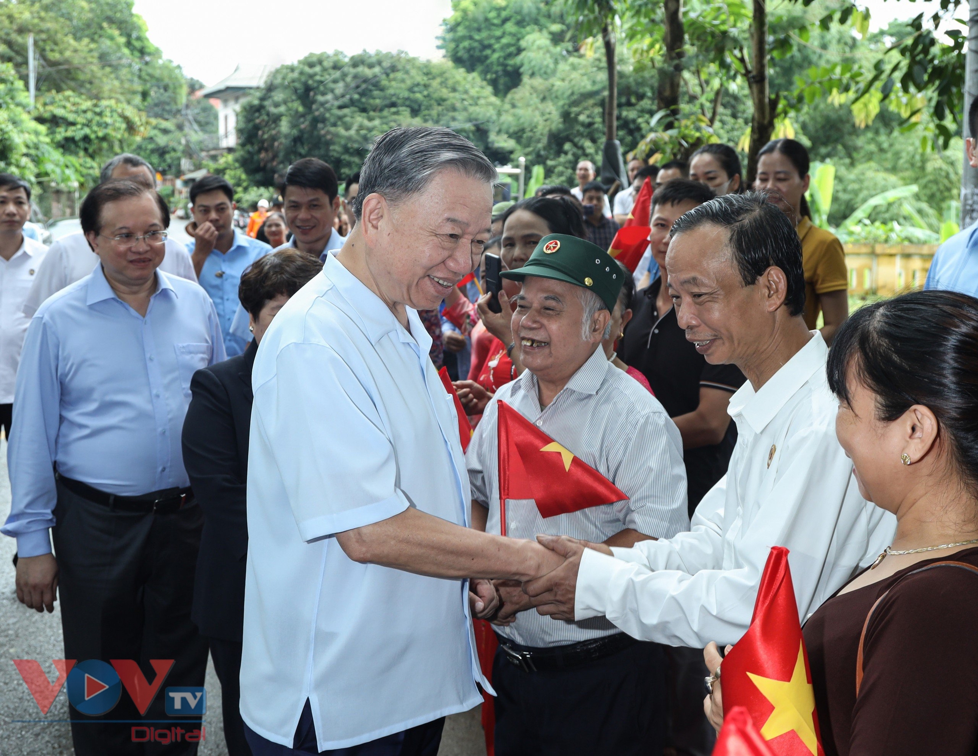 Chủ tịch nước Tô Lâm thăm, tặng quà nhân dân làng cổ Đường Lâm- Ảnh 1.