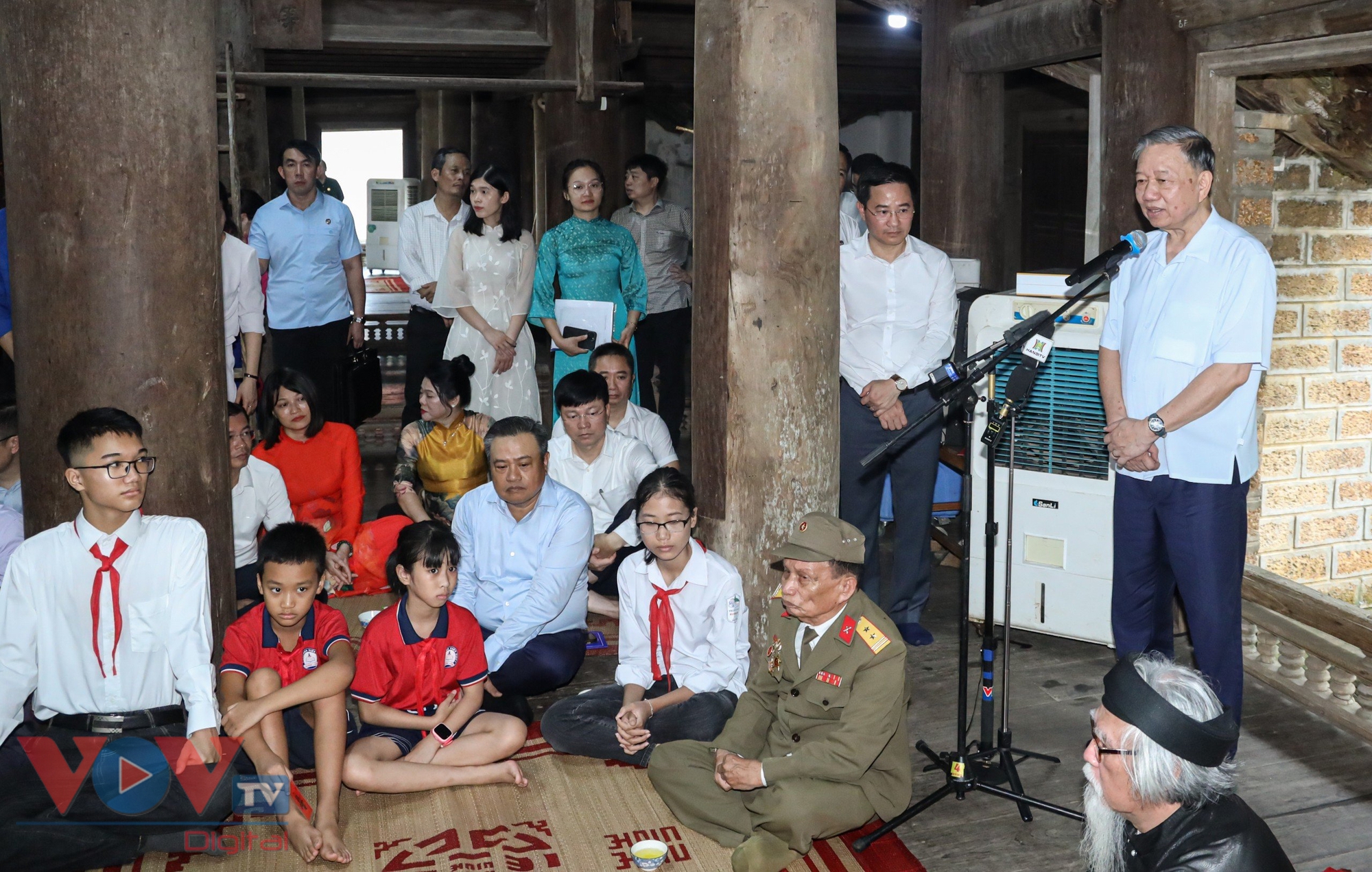 Chủ tịch nước Tô Lâm thăm, tặng quà nhân dân làng cổ Đường Lâm- Ảnh 2.