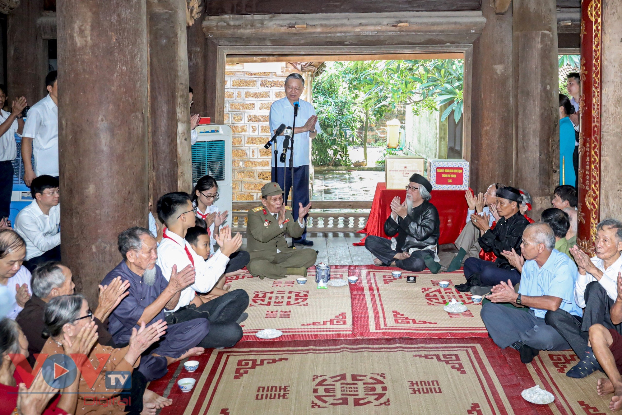 Chủ tịch nước Tô Lâm thăm, tặng quà nhân dân làng cổ Đường Lâm- Ảnh 3.