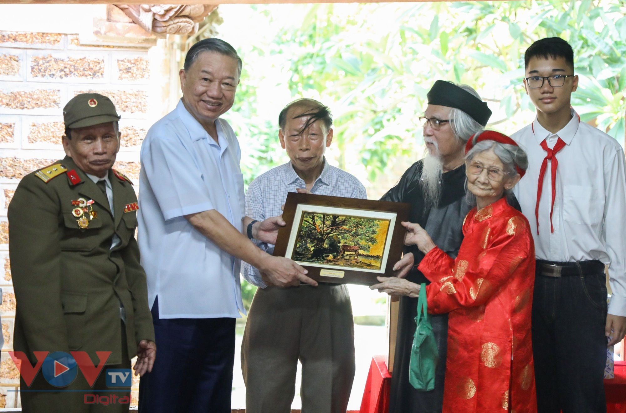 Chủ tịch nước Tô Lâm thăm, tặng quà nhân dân làng cổ Đường Lâm- Ảnh 4.