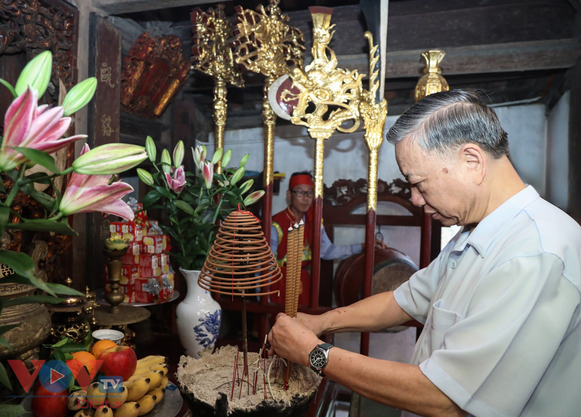 Chủ tịch nước Tô Lâm thăm, tặng quà nhân dân làng cổ Đường Lâm- Ảnh 5.
