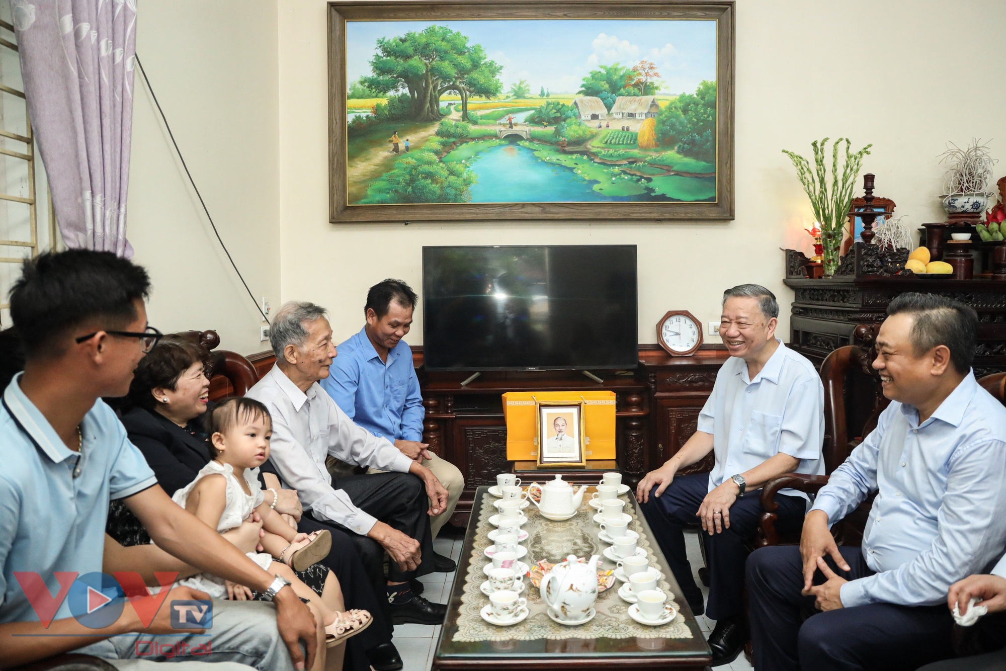 Chủ tịch nước Tô Lâm thăm, tặng quà nhân dân làng cổ Đường Lâm- Ảnh 6.