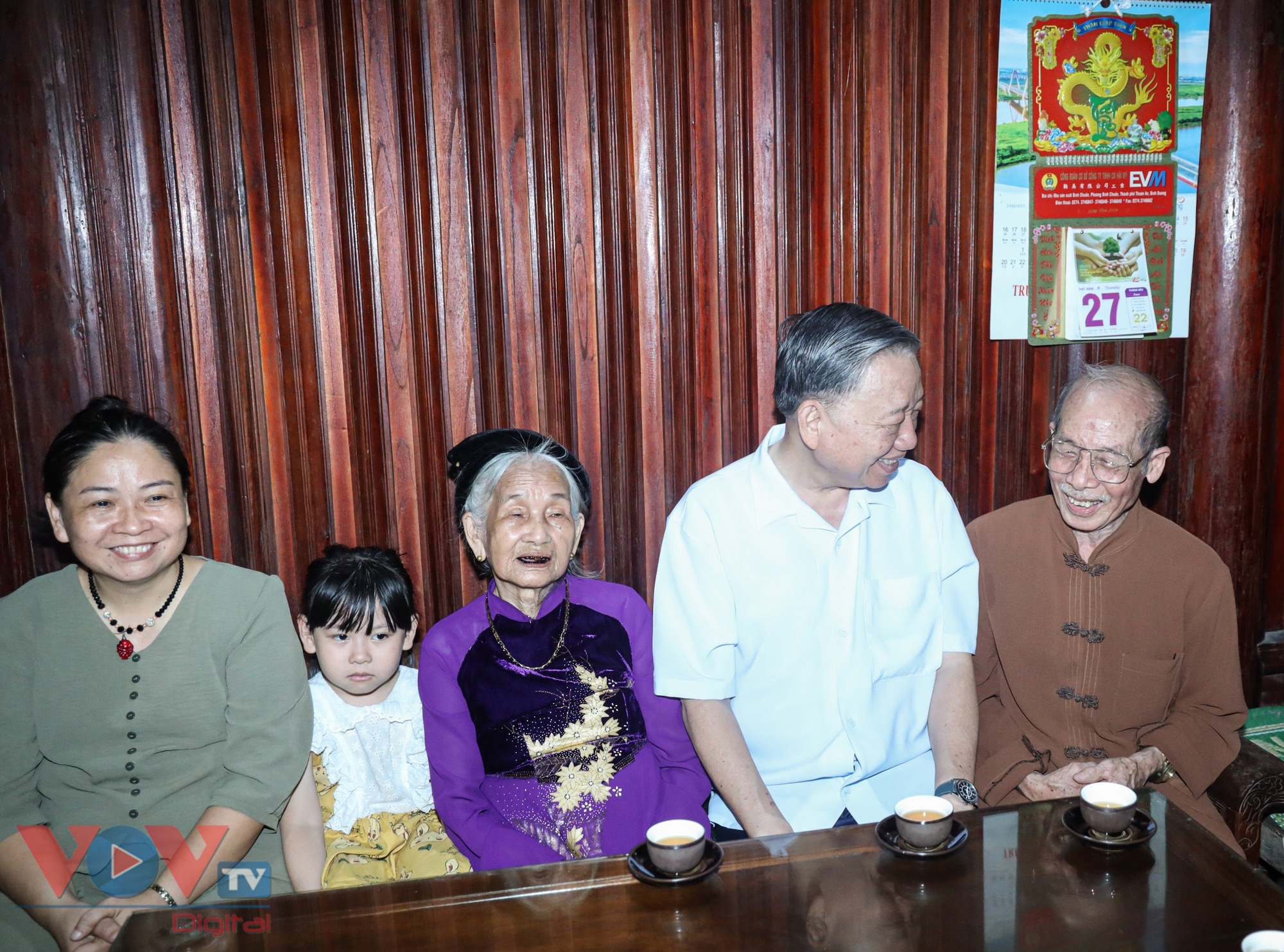 Chủ tịch nước Tô Lâm thăm, tặng quà nhân dân làng cổ Đường Lâm- Ảnh 7.