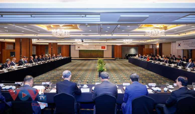 Thủ tướng Phạm Minh Chính Tọa đàm bàn tròn với lãnh đạo các tập đoàn lớn hàng đầu của Hàn Quốc- Ảnh 1.