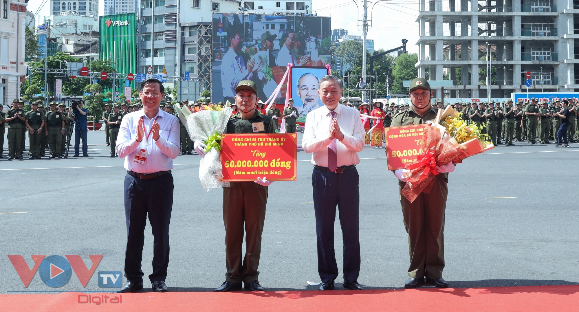Chủ tịch nước Tô Lâm dự lễ ra mắt Lực lượng tham gia bảo vệ an ninh, trật tự ở cơ sở tại Thành phố Hồ Chí Minh- Ảnh 4.