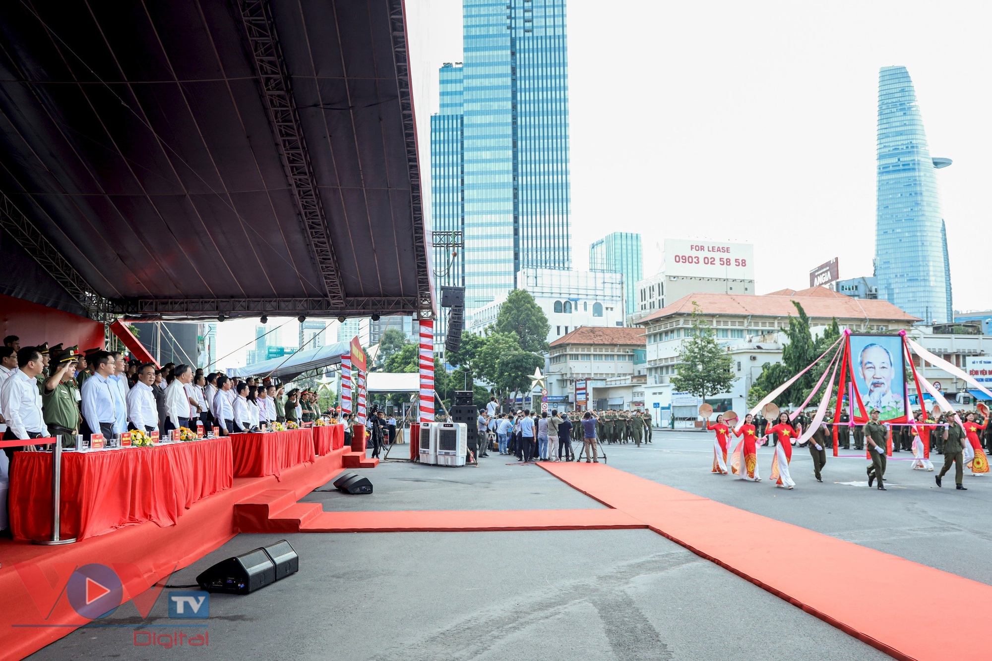 Chủ tịch nước Tô Lâm dự lễ ra mắt Lực lượng tham gia bảo vệ an ninh, trật tự ở cơ sở tại Thành phố Hồ Chí Minh- Ảnh 5.