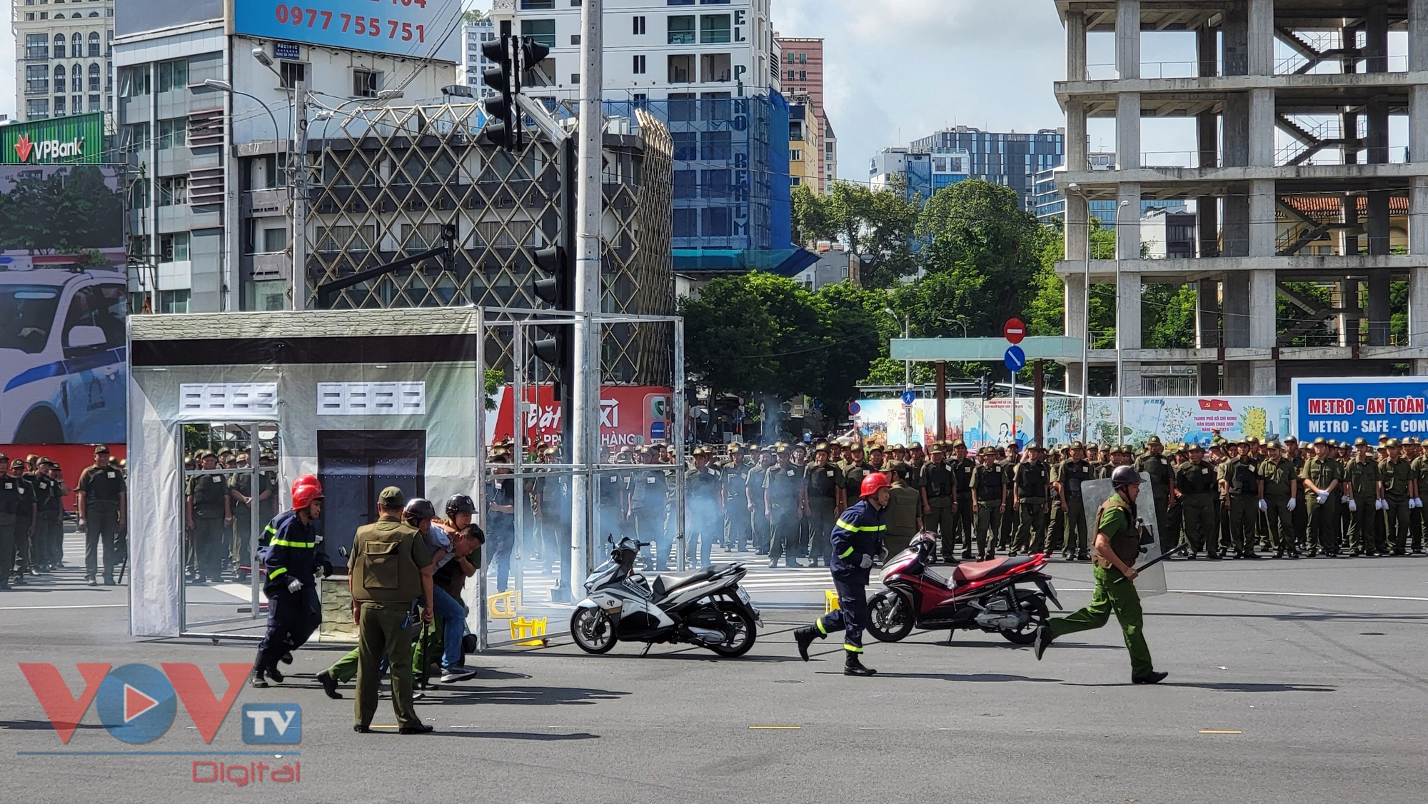 Chủ tịch nước Tô Lâm dự lễ ra mắt Lực lượng tham gia bảo vệ an ninh, trật tự ở cơ sở tại Thành phố Hồ Chí Minh- Ảnh 7.