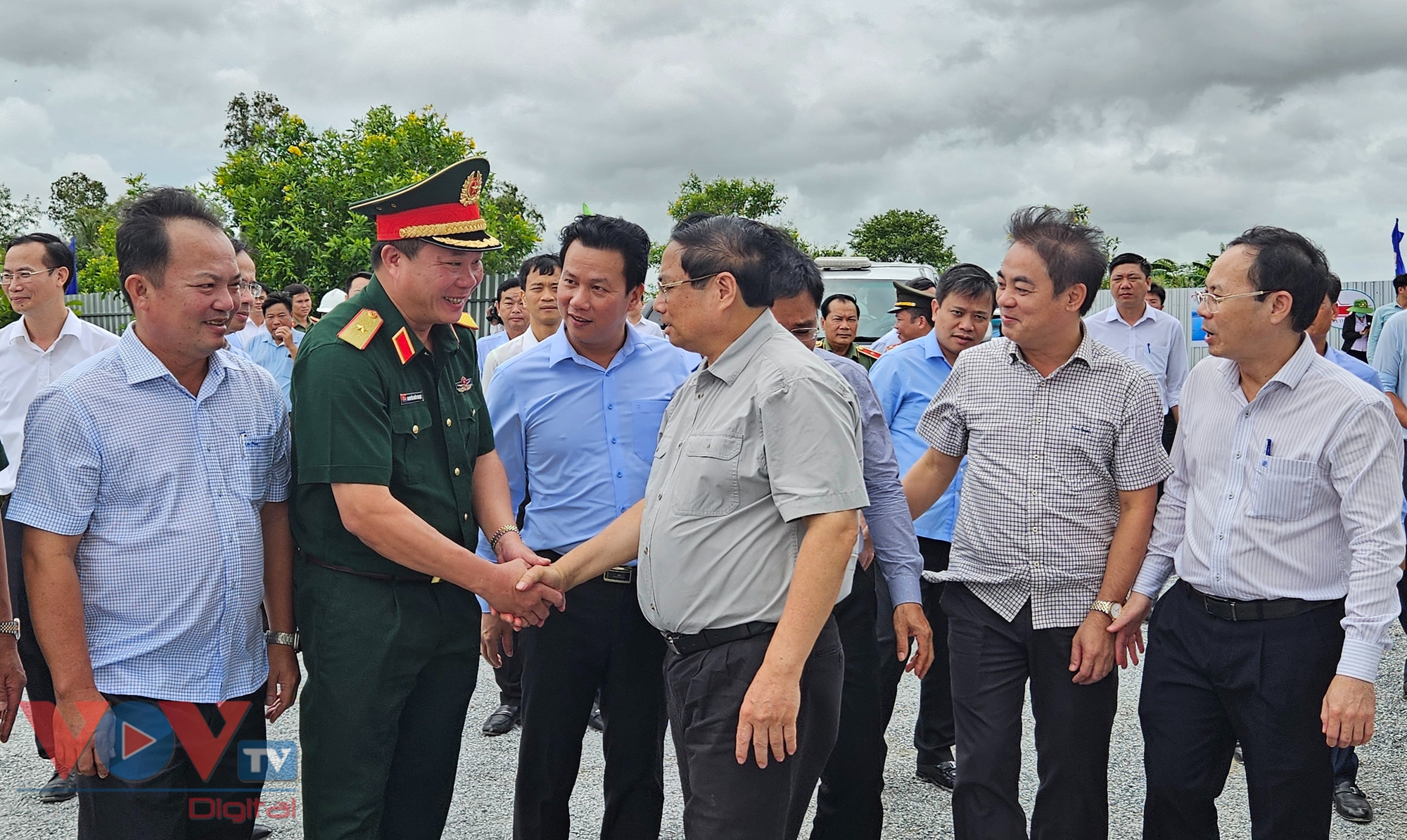 Thủ tướng kiểm tra tình hình triển khai cao tốc Châu Đốc-Cần Thơ-Sóc Trăng - Ảnh 2.