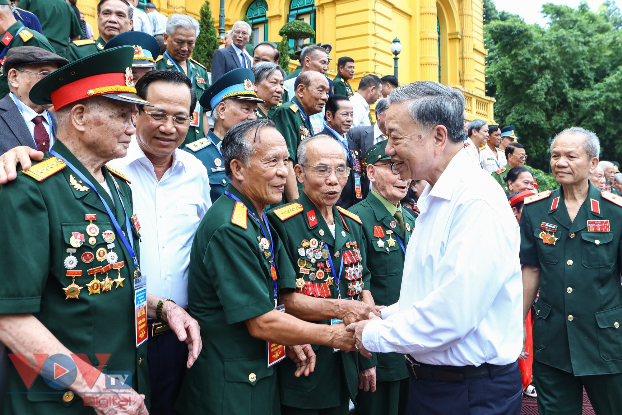 Chủ tịch nước Tô Lâm gặp mặt Đoàn đại biểu người có công với cách mạng tiêu biểu- Ảnh 5.