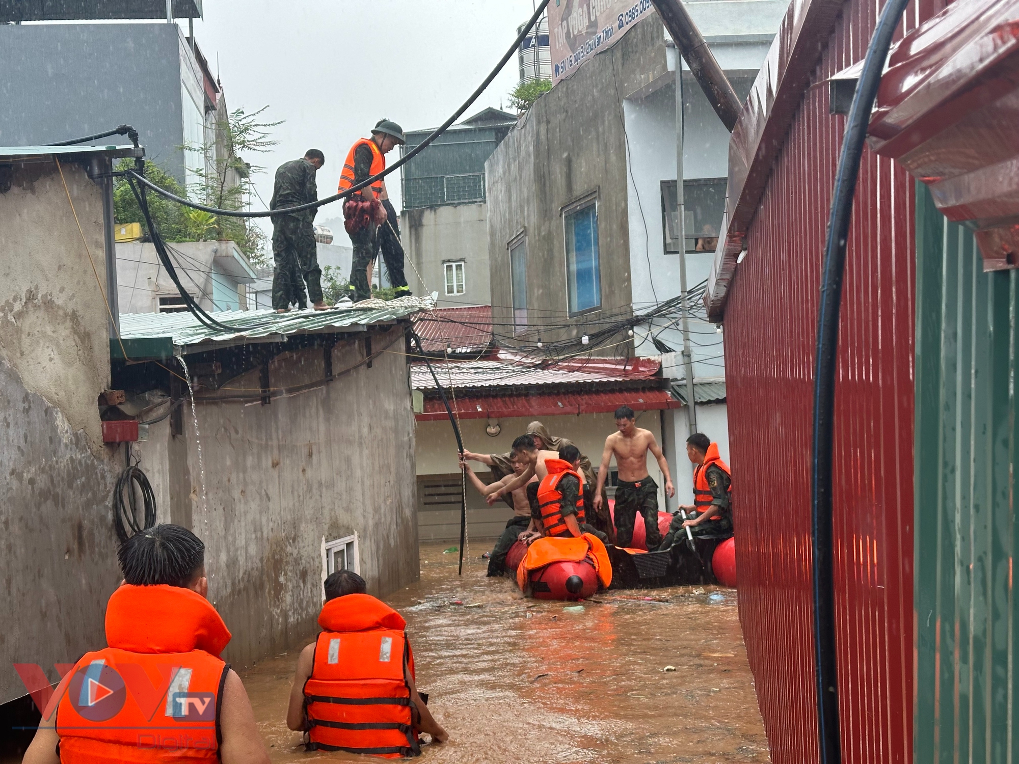 Khẩn trương sơ tán người, tài sản khỏi vùng ngập lụt ở Sơn La- Ảnh 1.