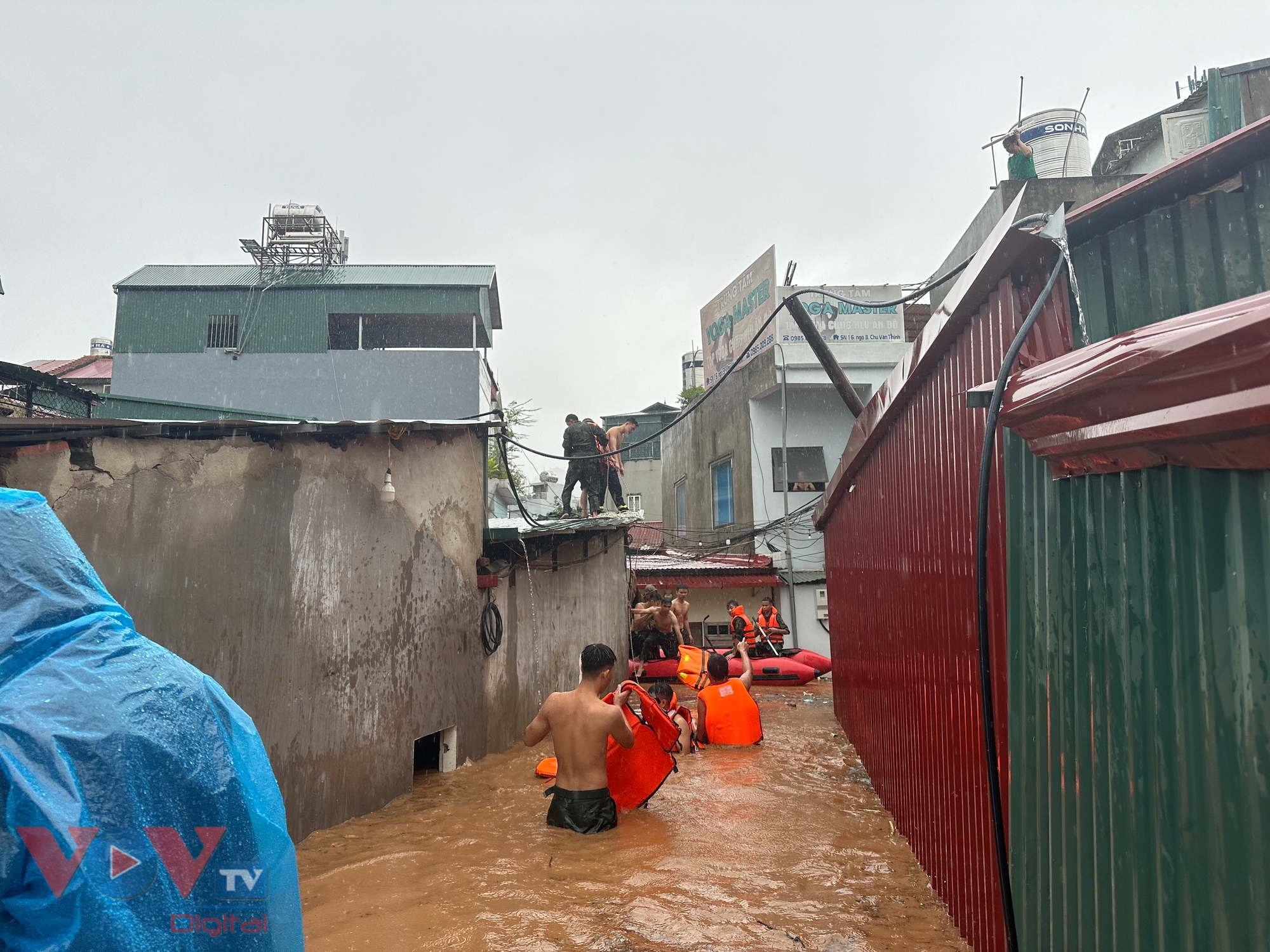 Khẩn trương sơ tán người, tài sản khỏi vùng ngập lụt ở Sơn La- Ảnh 2.