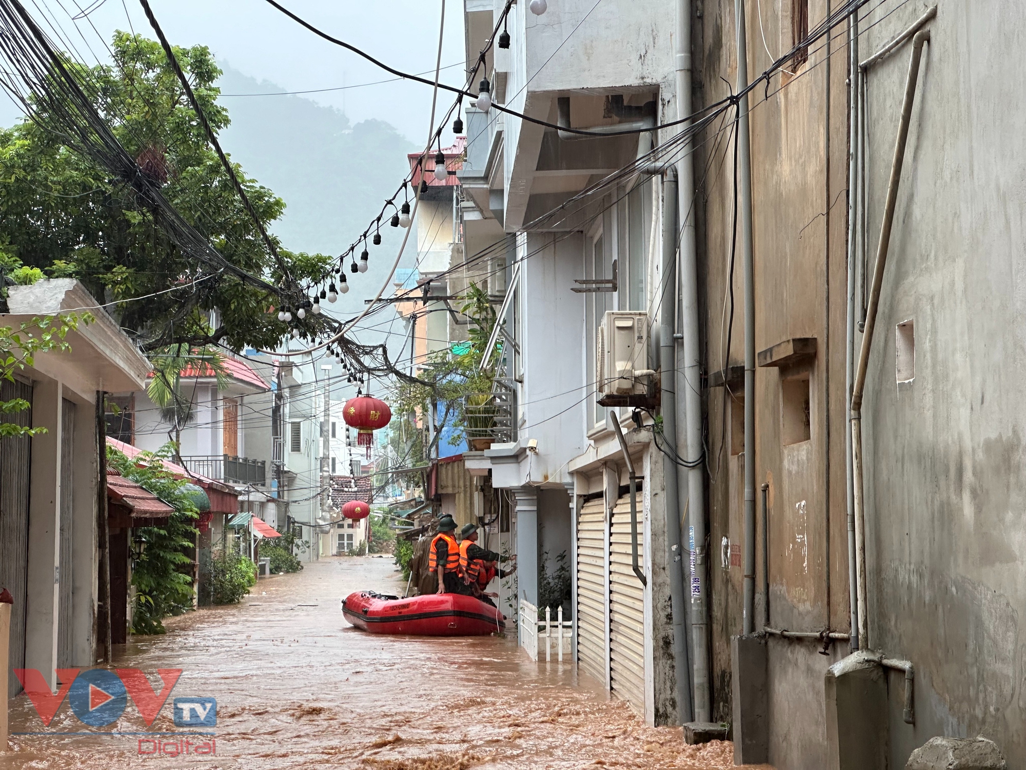 Khẩn trương sơ tán người, tài sản khỏi vùng ngập lụt ở Sơn La- Ảnh 4.