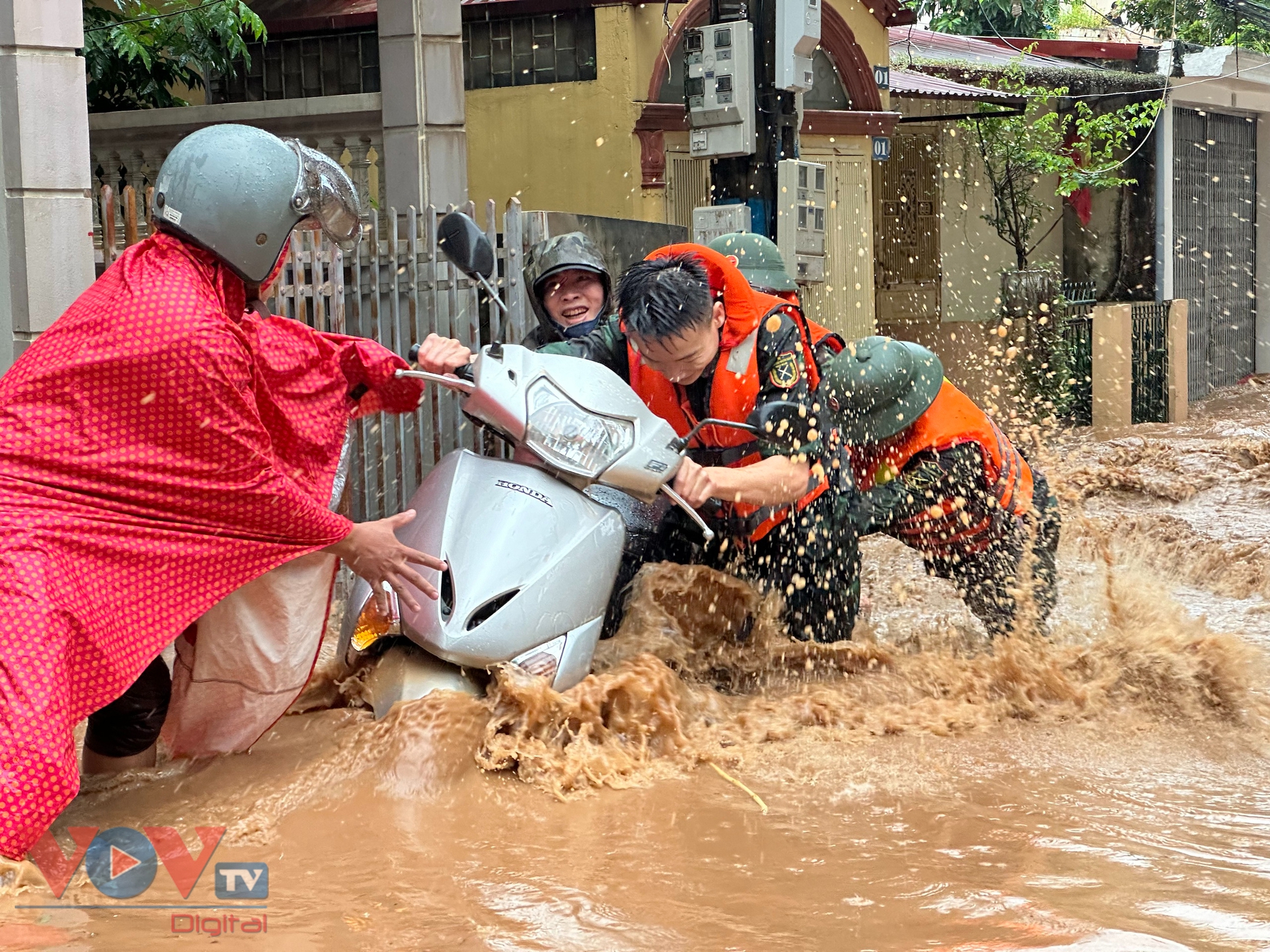 Khẩn trương sơ tán người, tài sản khỏi vùng ngập lụt ở Sơn La- Ảnh 6.