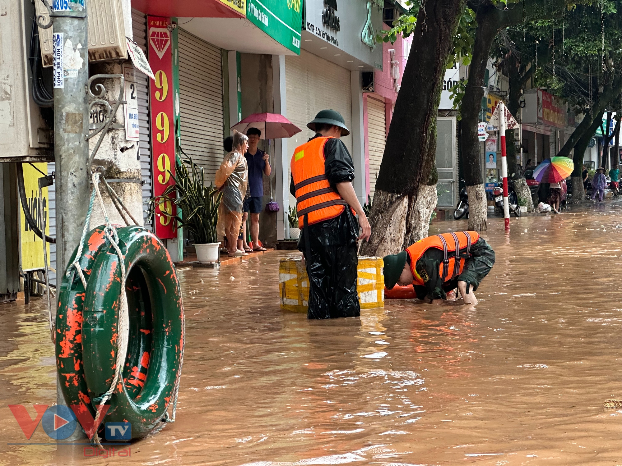 Khẩn trương sơ tán người, tài sản khỏi vùng ngập lụt ở Sơn La- Ảnh 8.