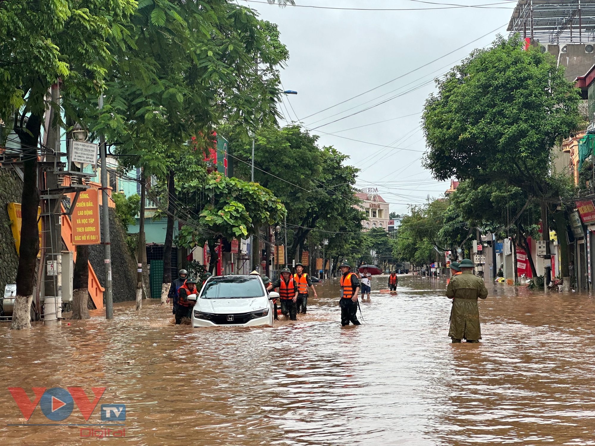 Khẩn trương sơ tán người, tài sản khỏi vùng ngập lụt ở Sơn La- Ảnh 10.