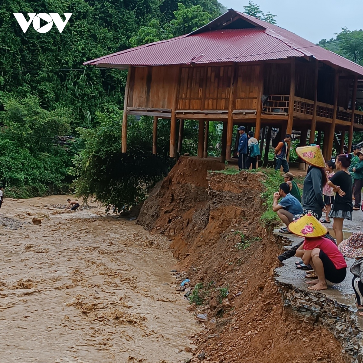 Thủ tướng chỉ đạo tập trung khắc phục hậu quả mưa lũ do ảnh hưởng của bão số 2- Ảnh 1.