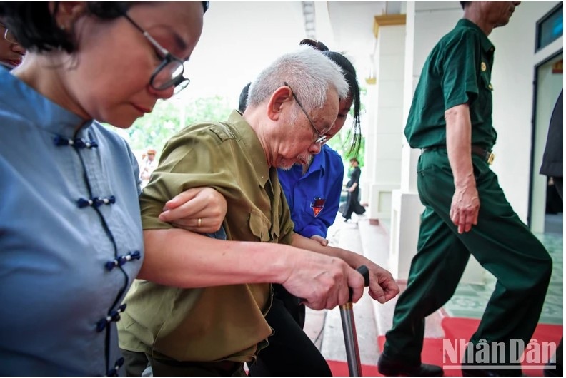 Những hình ảnh xúc động thể hiện niềm tiếc thương vô hạn Tổng Bí thư Nguyễn Phú Trọng- Ảnh 7.