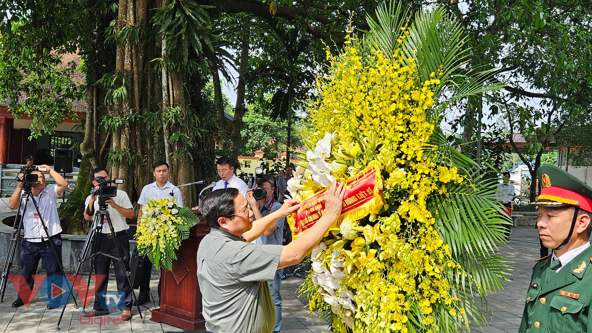 Thủ tướng Phạm Minh Chính gặp mặt, tặng quà người có công huyện Đại Từ, tỉnh Thái Nguyên- Ảnh 1.