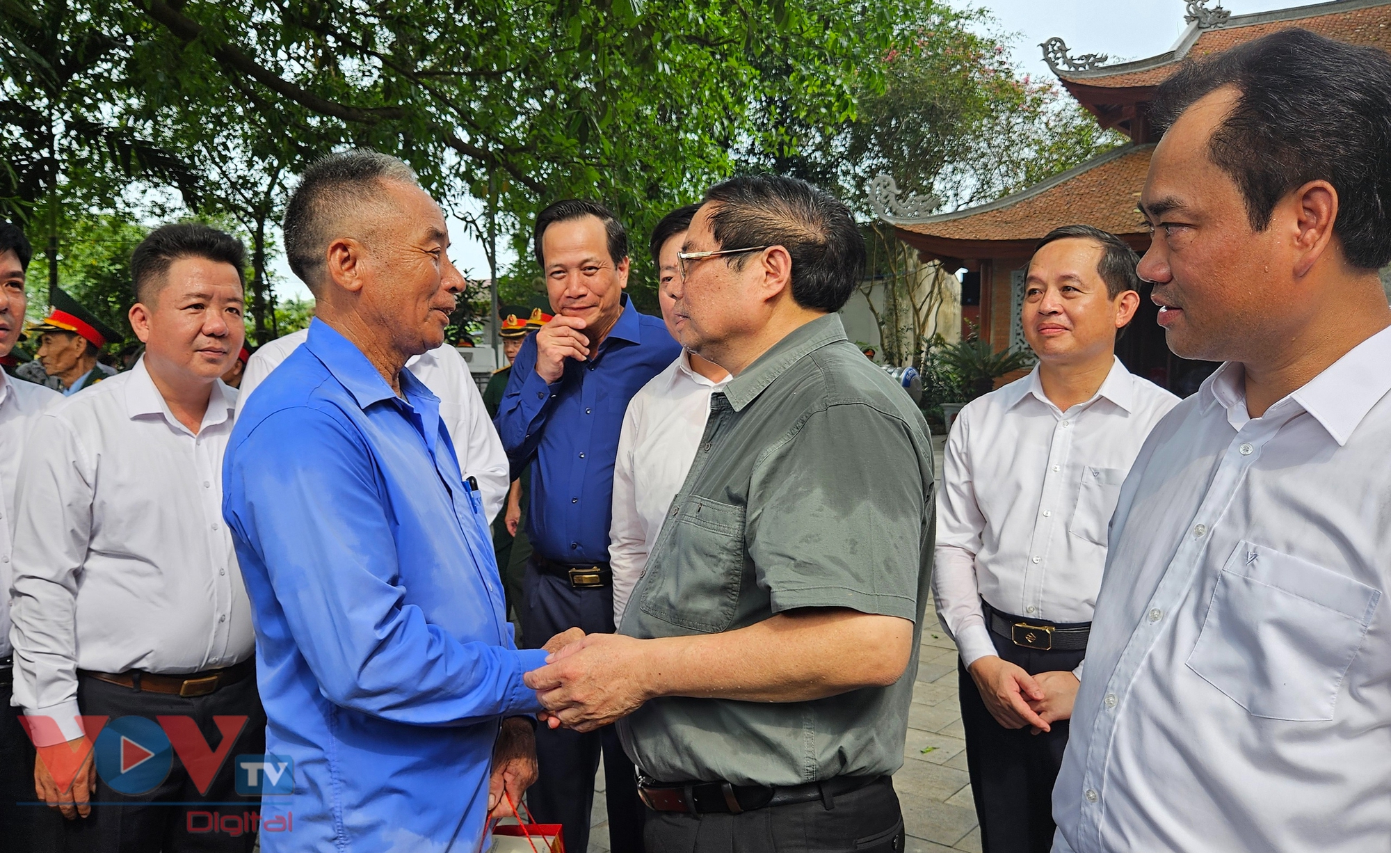 Thủ tướng Phạm Minh Chính gặp mặt, tặng quà người có công huyện Đại Từ, tỉnh Thái Nguyên- Ảnh 5.