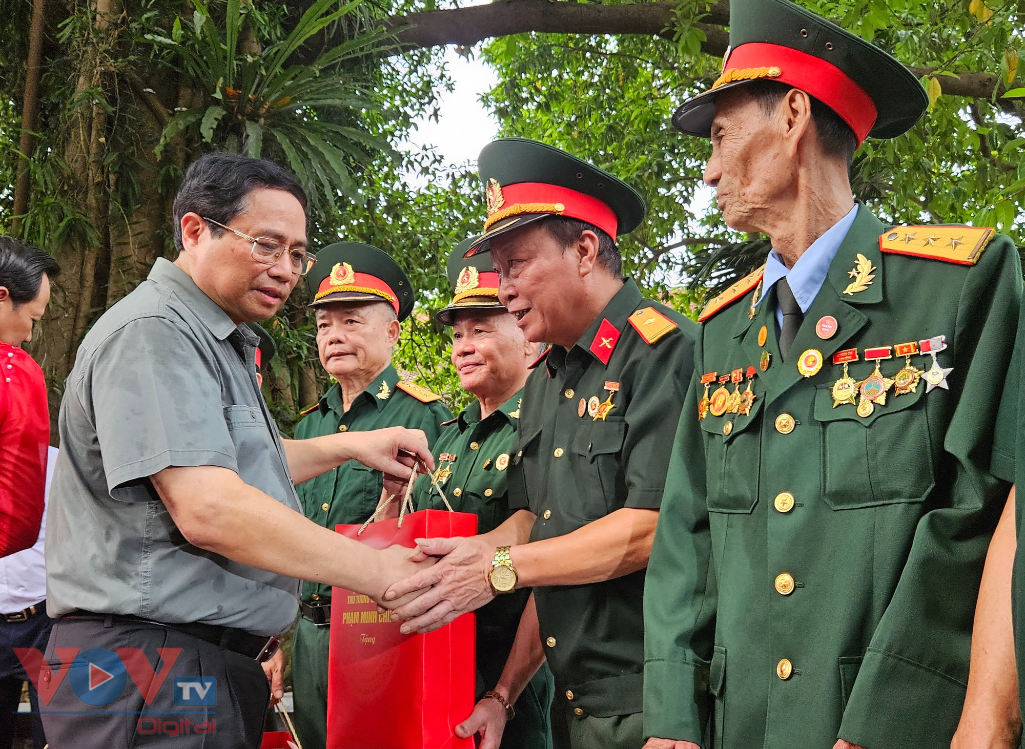 Thủ tướng Phạm Minh Chính gặp mặt, tặng quà người có công huyện Đại Từ, tỉnh Thái Nguyên- Ảnh 6.