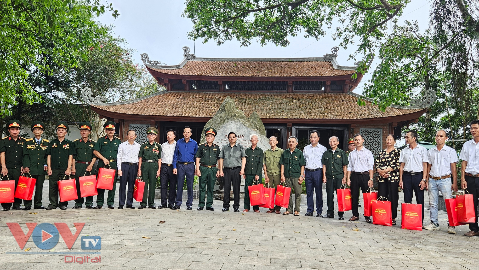 Thủ tướng Phạm Minh Chính gặp mặt, tặng quà người có công huyện Đại Từ, tỉnh Thái Nguyên- Ảnh 8.