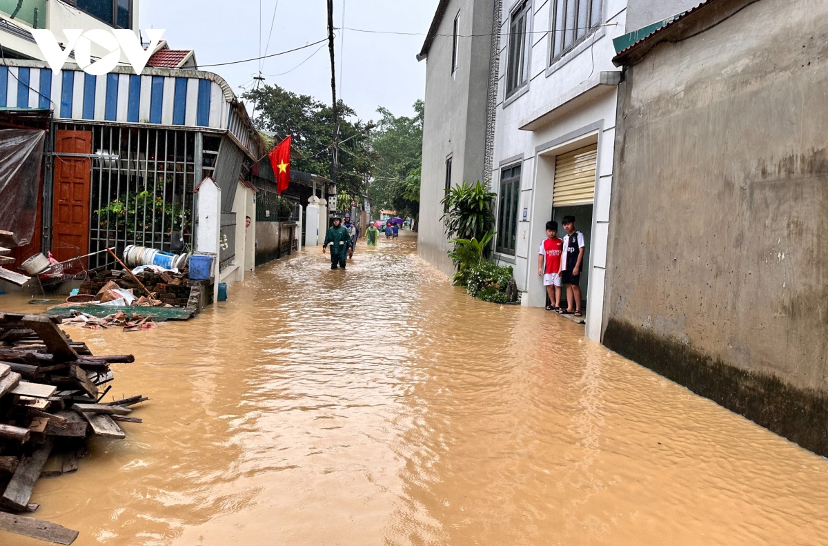 Nhiều nhà dân ở ngoại thành Hà Nội bị đảo lộn cuộc sống do nước ngập sâu kéo dài- Ảnh 14.