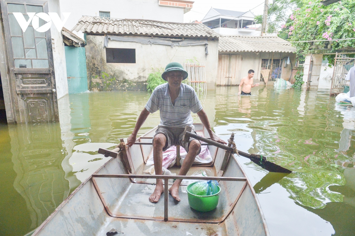 Nhiều nhà dân ở ngoại thành Hà Nội bị đảo lộn cuộc sống do nước ngập sâu kéo dài- Ảnh 5.