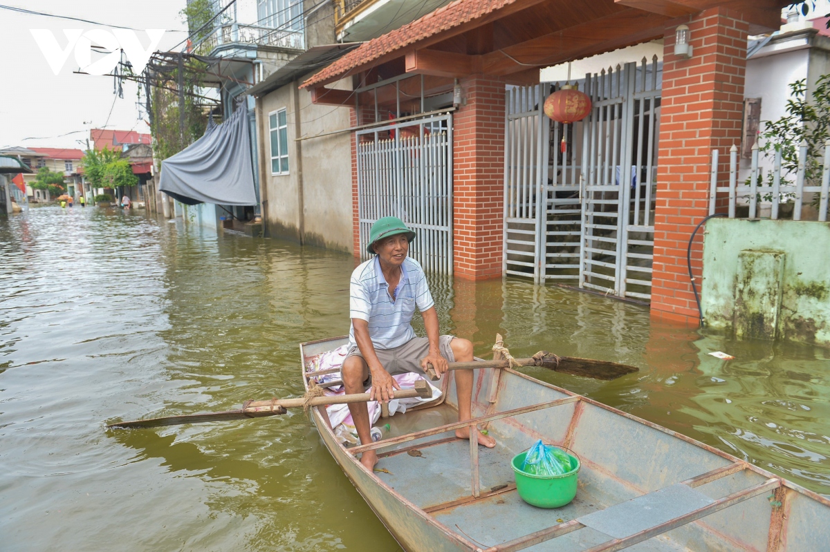 Nhiều nhà dân ở ngoại thành Hà Nội bị đảo lộn cuộc sống do nước ngập sâu kéo dài- Ảnh 4.