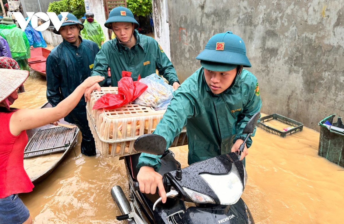 Nhiều nhà dân ở ngoại thành Hà Nội bị đảo lộn cuộc sống do nước ngập sâu kéo dài- Ảnh 17.