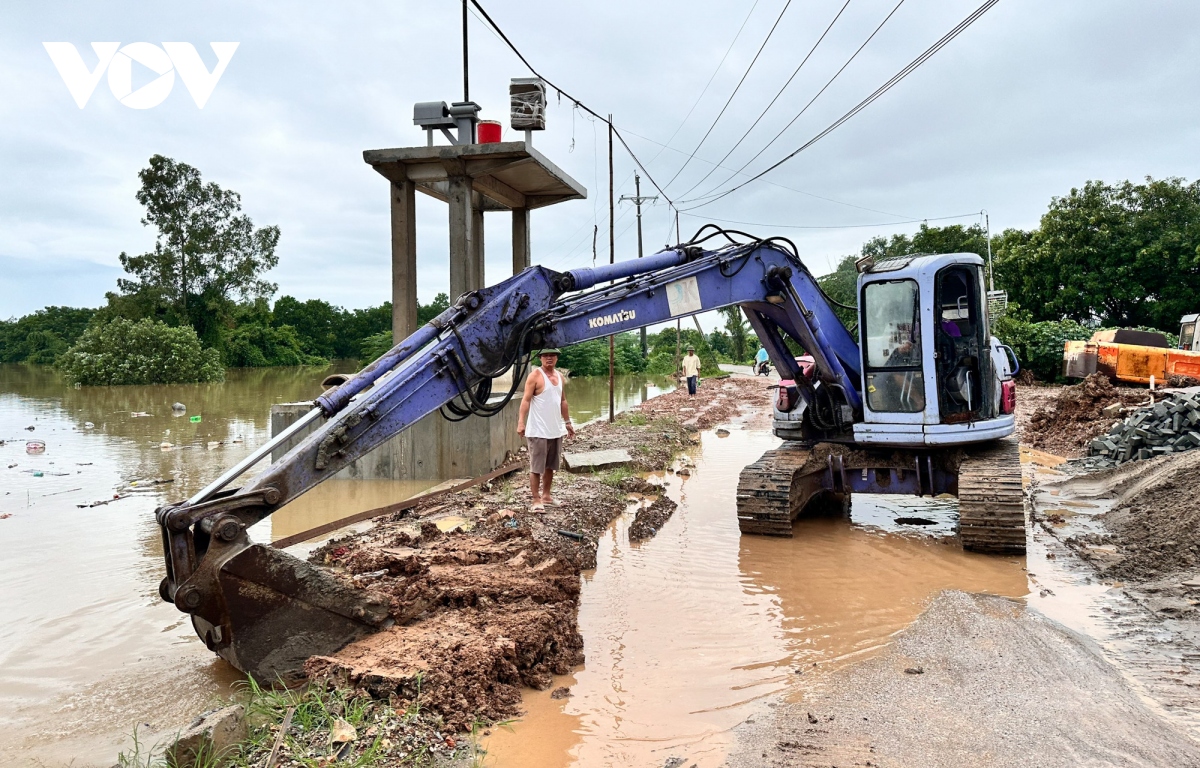 Nhiều nhà dân ở ngoại thành Hà Nội bị đảo lộn cuộc sống do nước ngập sâu kéo dài- Ảnh 18.