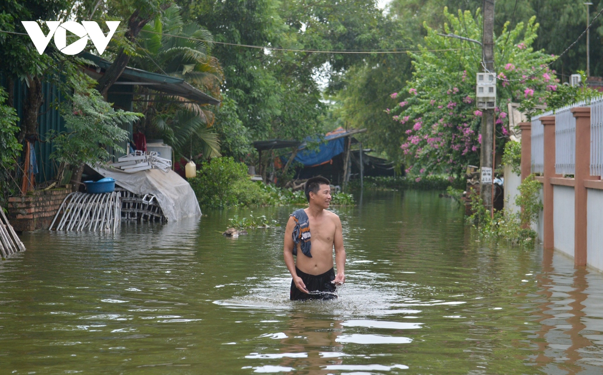 Nhiều nhà dân ở ngoại thành Hà Nội bị đảo lộn cuộc sống do nước ngập sâu kéo dài- Ảnh 7.