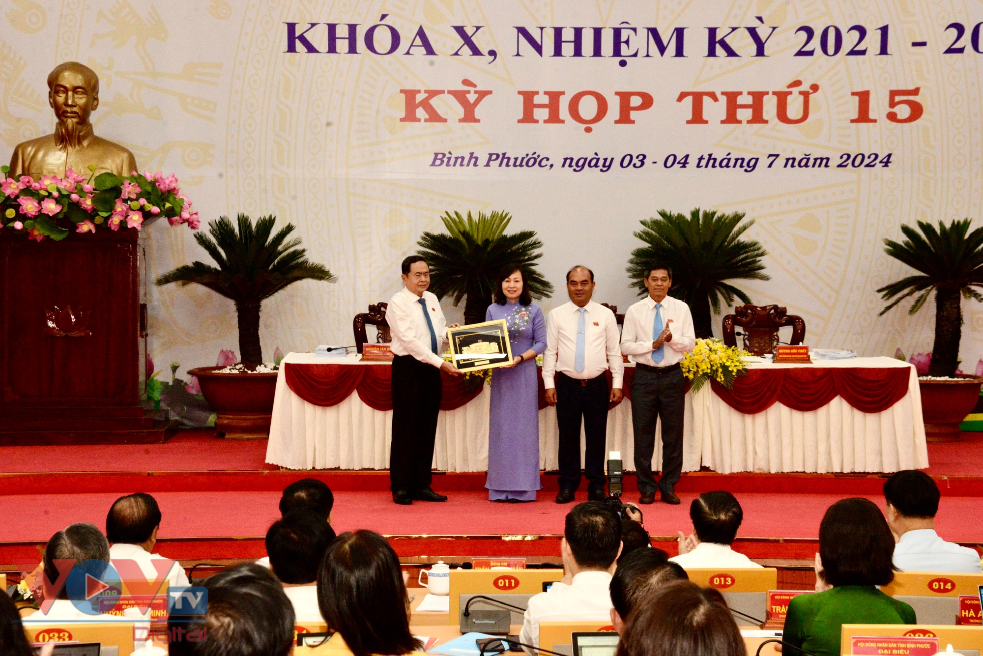 Chủ tịch Quốc hội Trần Thanh Mẫn dự Kỳ họp lần thứ 15, HĐND tỉnh Bình Phước- Ảnh 4.