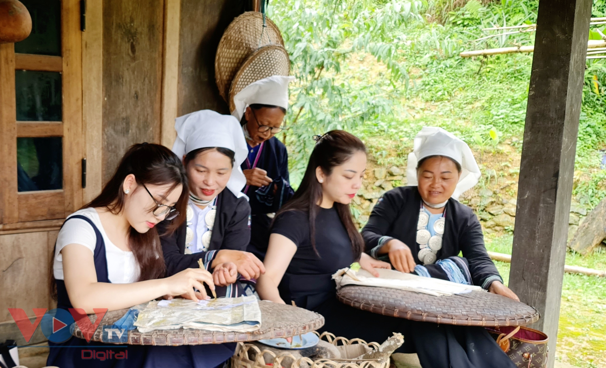 Độc đáo nghệ thuật in hoa văn bằng sáp ong trên vải của người Dao Tiền, Cao Bằng- Ảnh 1.