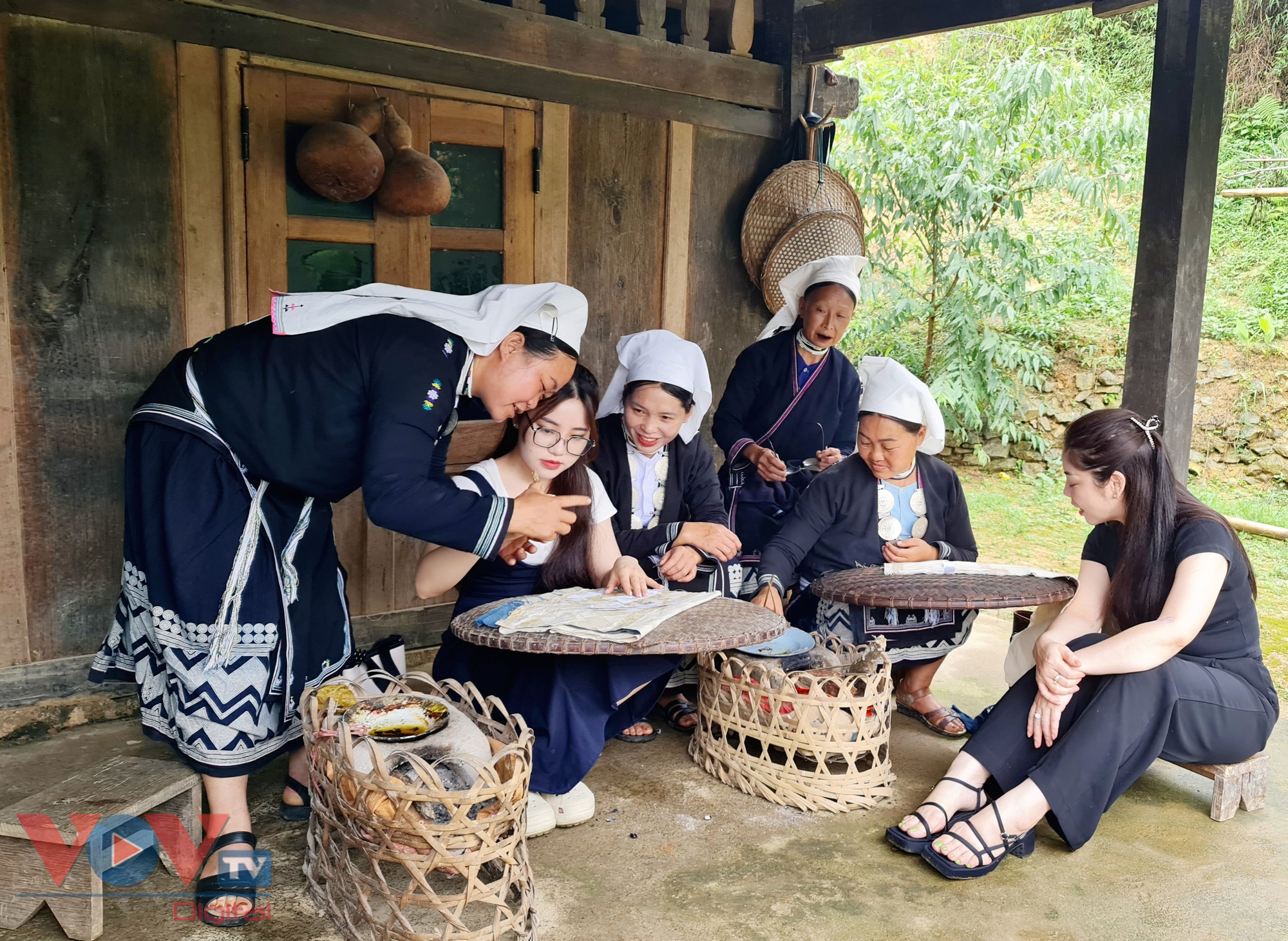 Độc đáo nghệ thuật in hoa văn bằng sáp ong trên vải của người Dao Tiền, Cao Bằng- Ảnh 2.