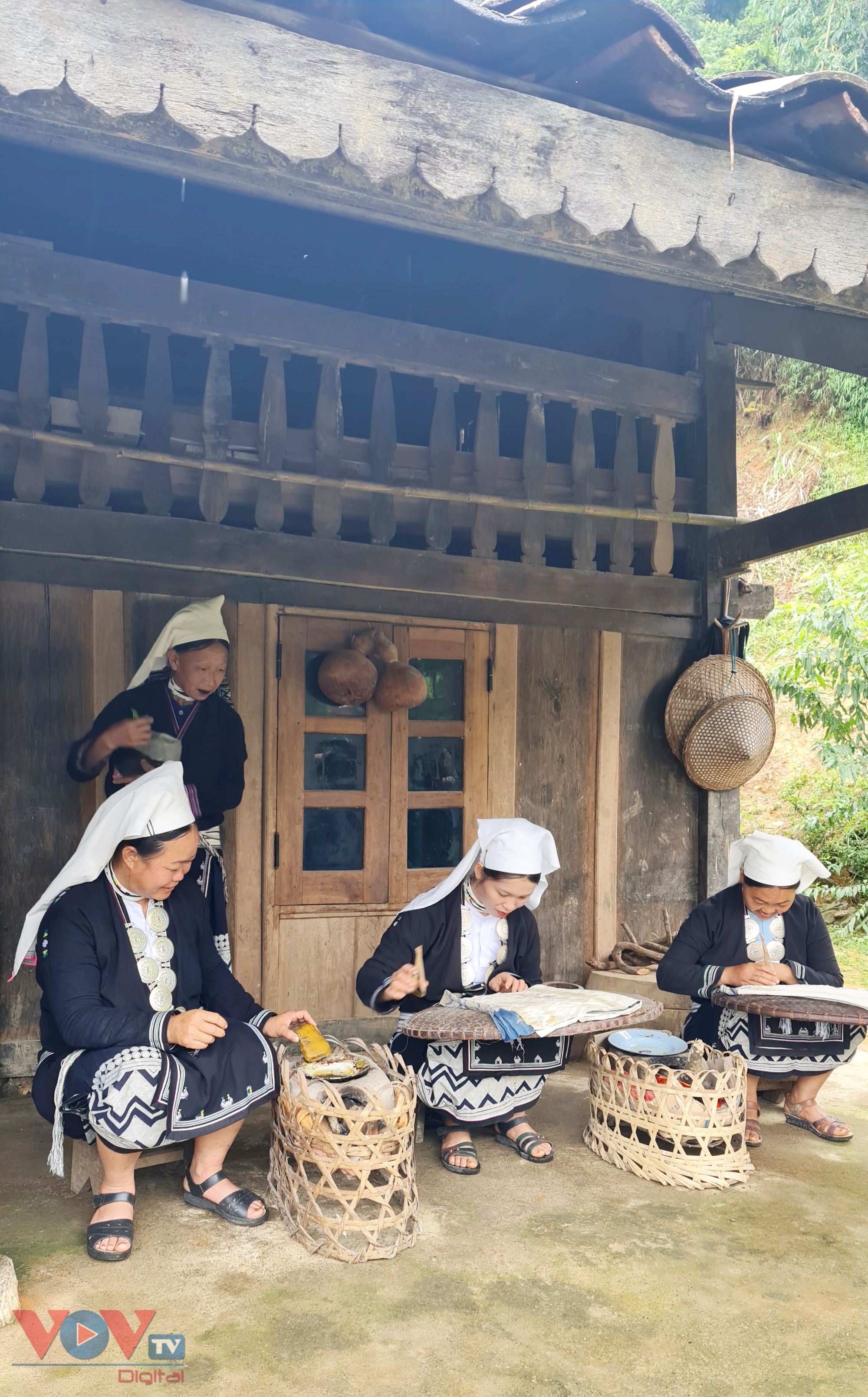 Độc đáo nghệ thuật in hoa văn bằng sáp ong trên vải của người Dao Tiền, Cao Bằng- Ảnh 4.