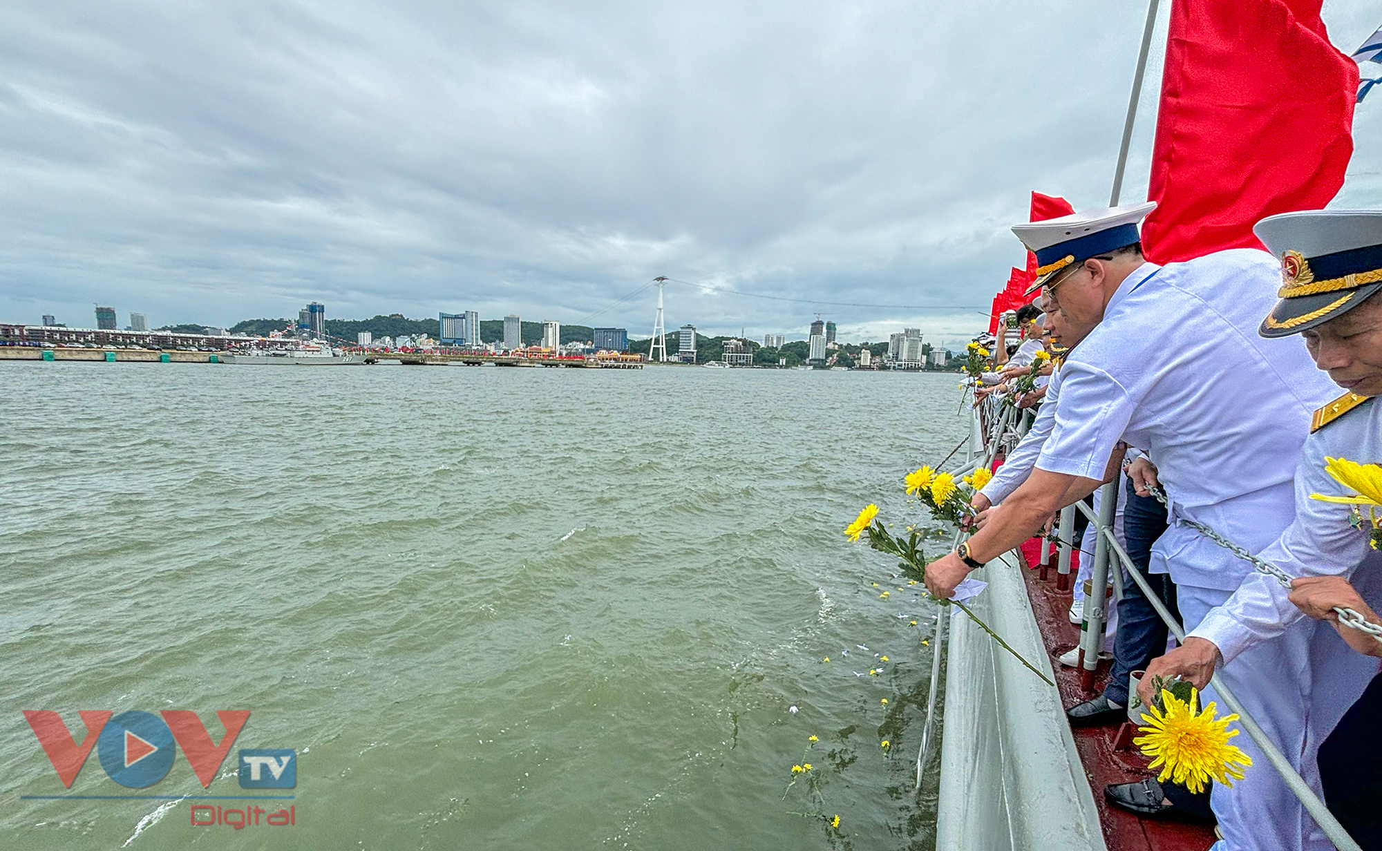 Tưởng niệm anh linh liệt sỹ và nhân dân hy sinh trong chiến thắng trận đầu của Hải quân nhân dân Việt Nam- Ảnh 10.