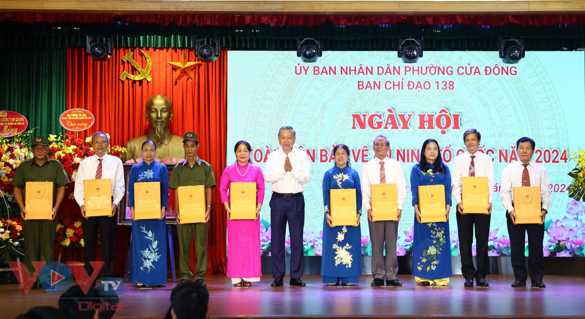 Chủ tịch nước Tô Lâm dự Ngày hội toàn dân bảo vệ an ninh Tổ quốc tại phường Cửa Đông- Ảnh 3.